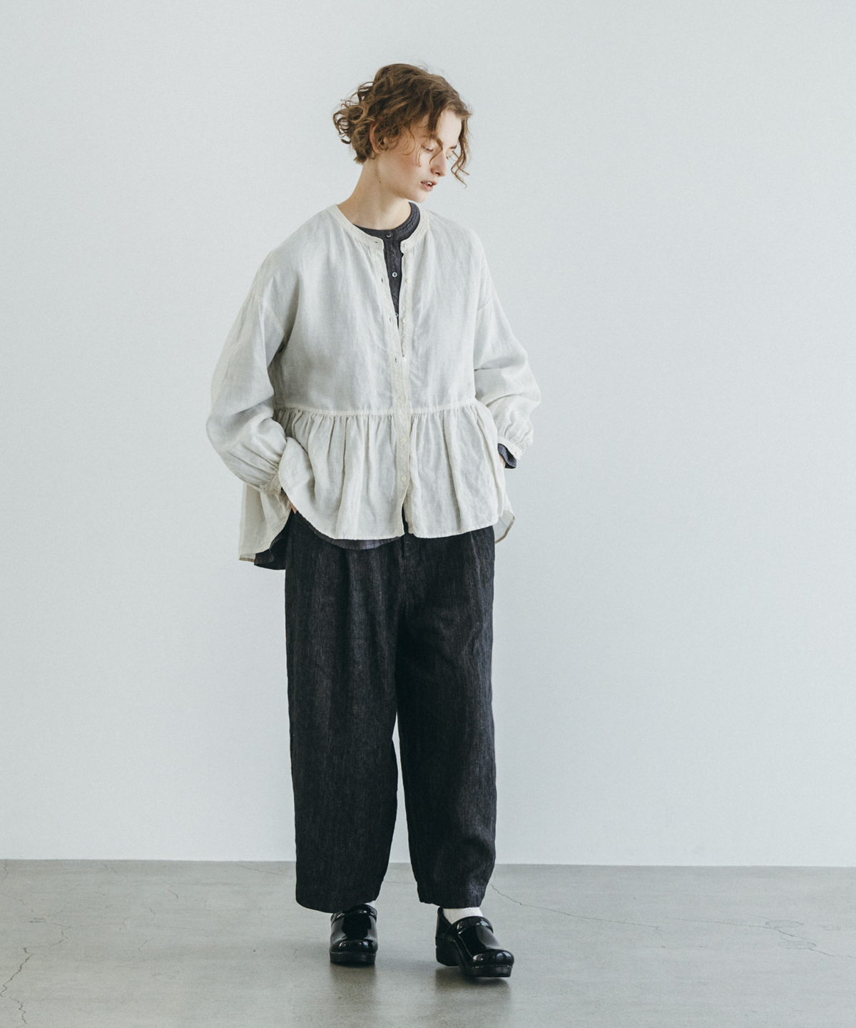 リネン天然染めギャザーブラウス｜nest Robe / CONFECT ONLINE SHOP
