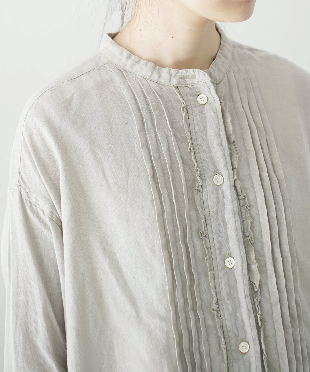 今期 ネストローブ プレーンリネンタックフロントシャツ