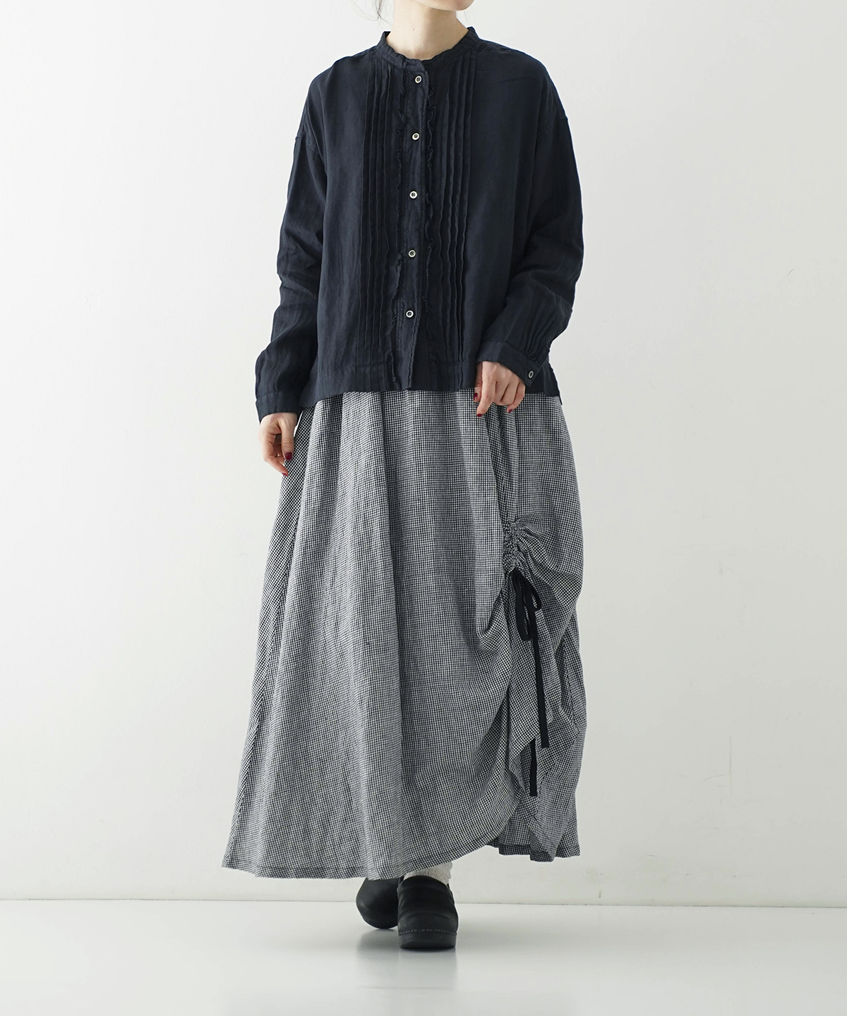 今期 ネストローブ プレーンリネンタックフロントシャツ