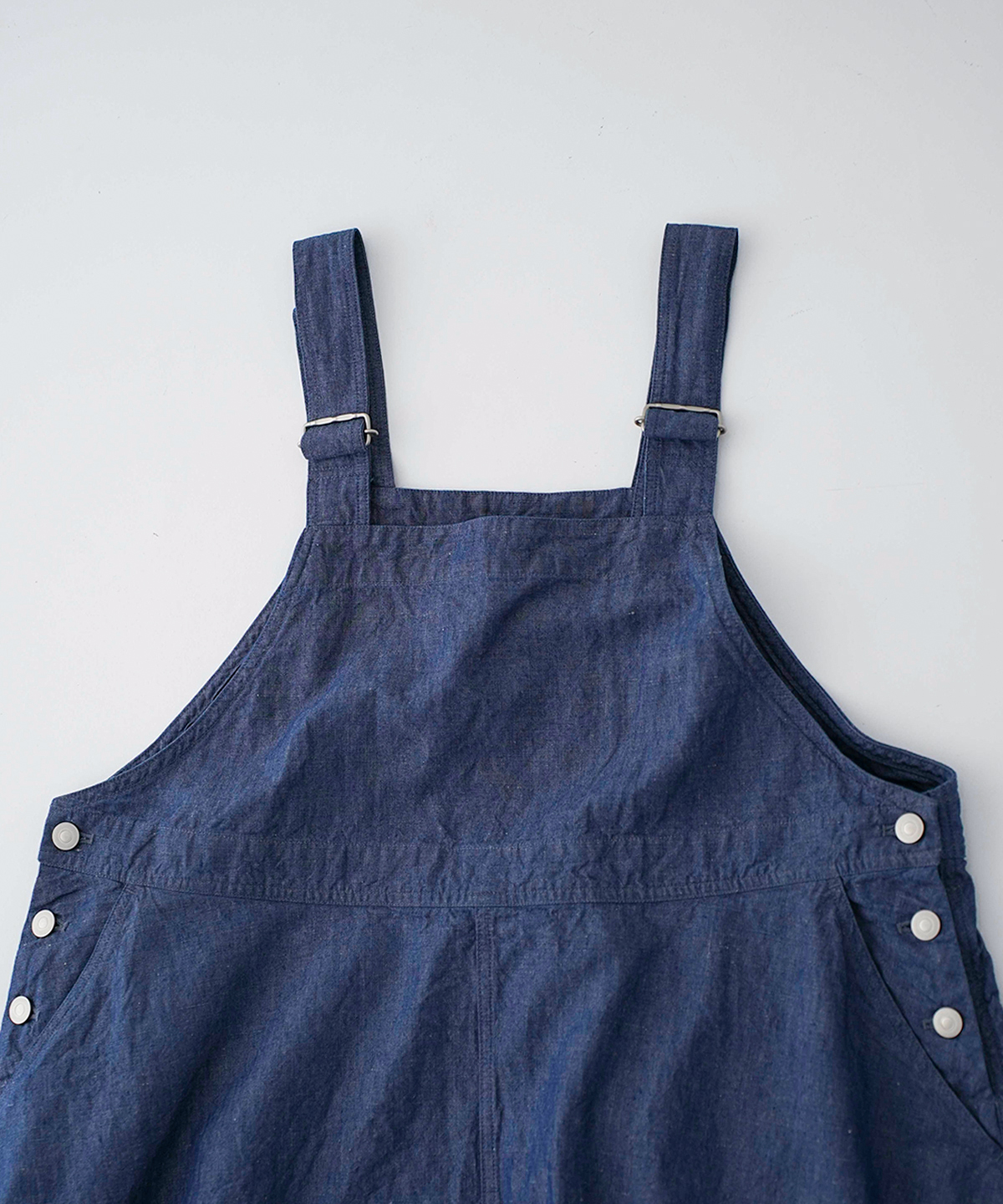 コットンリネンシャンブレージャンパースカート｜nest Robe