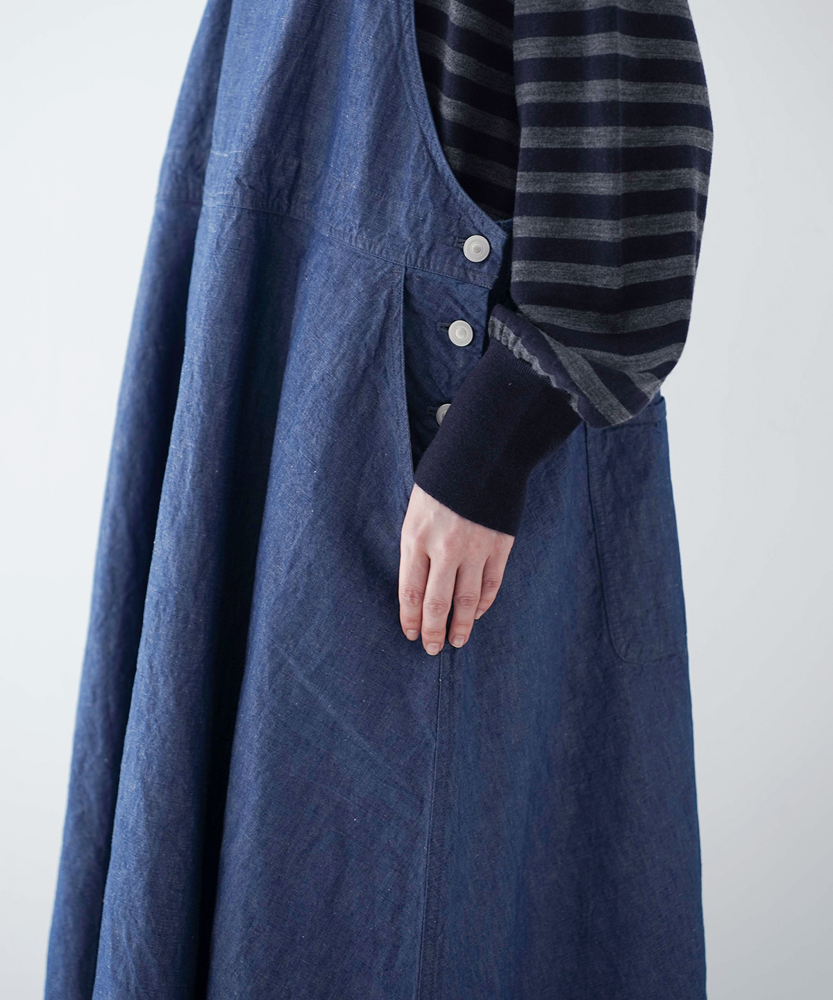 コットンリネンシャンブレージャンパースカート｜nest Robe / CONFECT