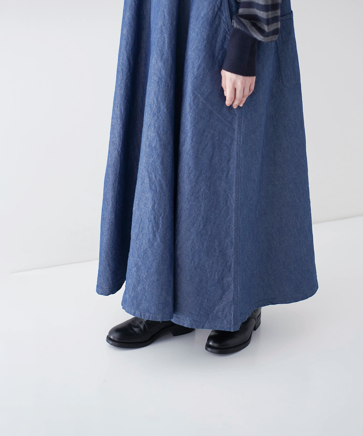 コットンリネンシャンブレージャンパースカート｜nest Robe / CONFECT