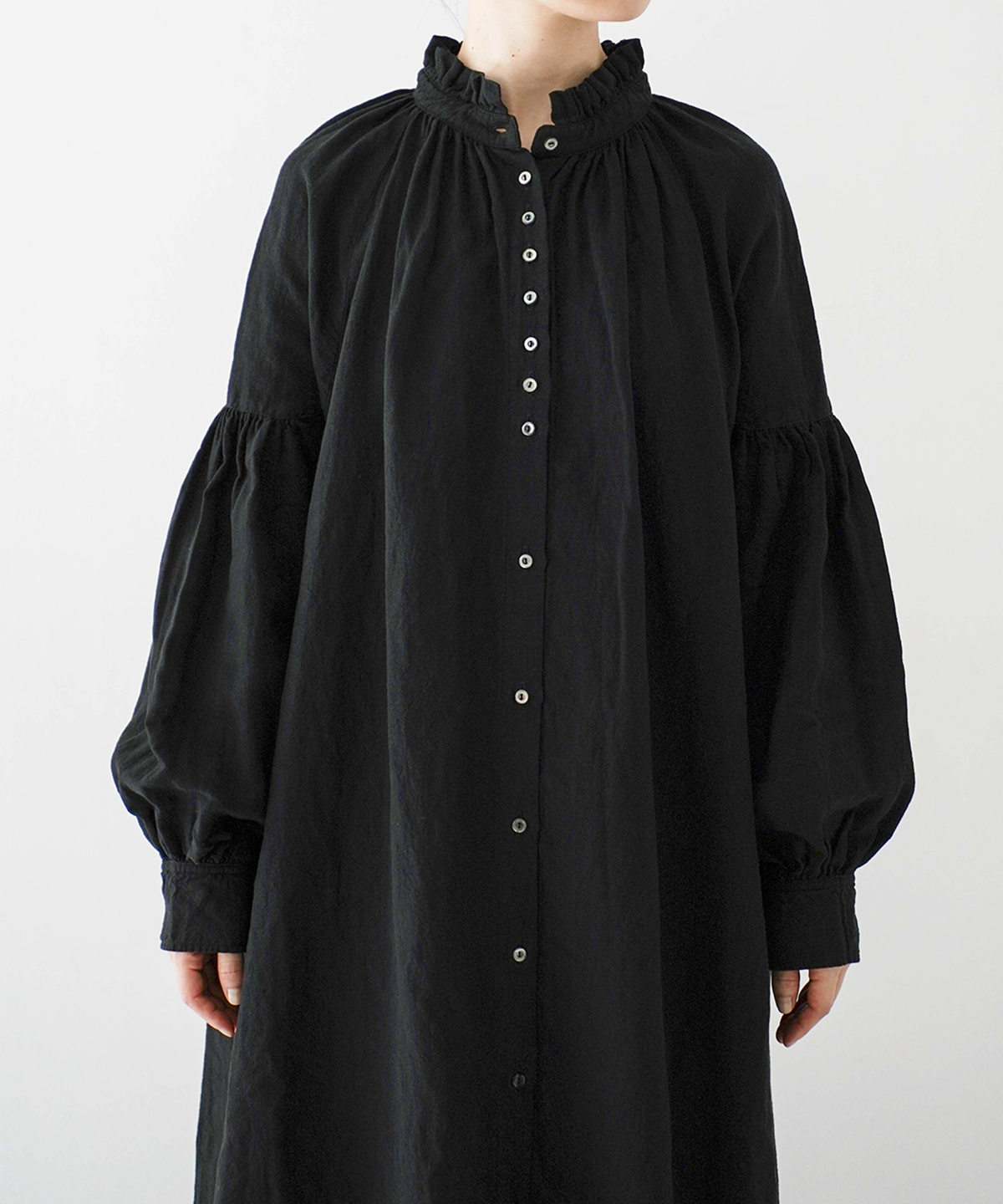 リネン近江晒しフリル襟ワンピース｜nest Robe / CONFECT ONLINE SHOP
