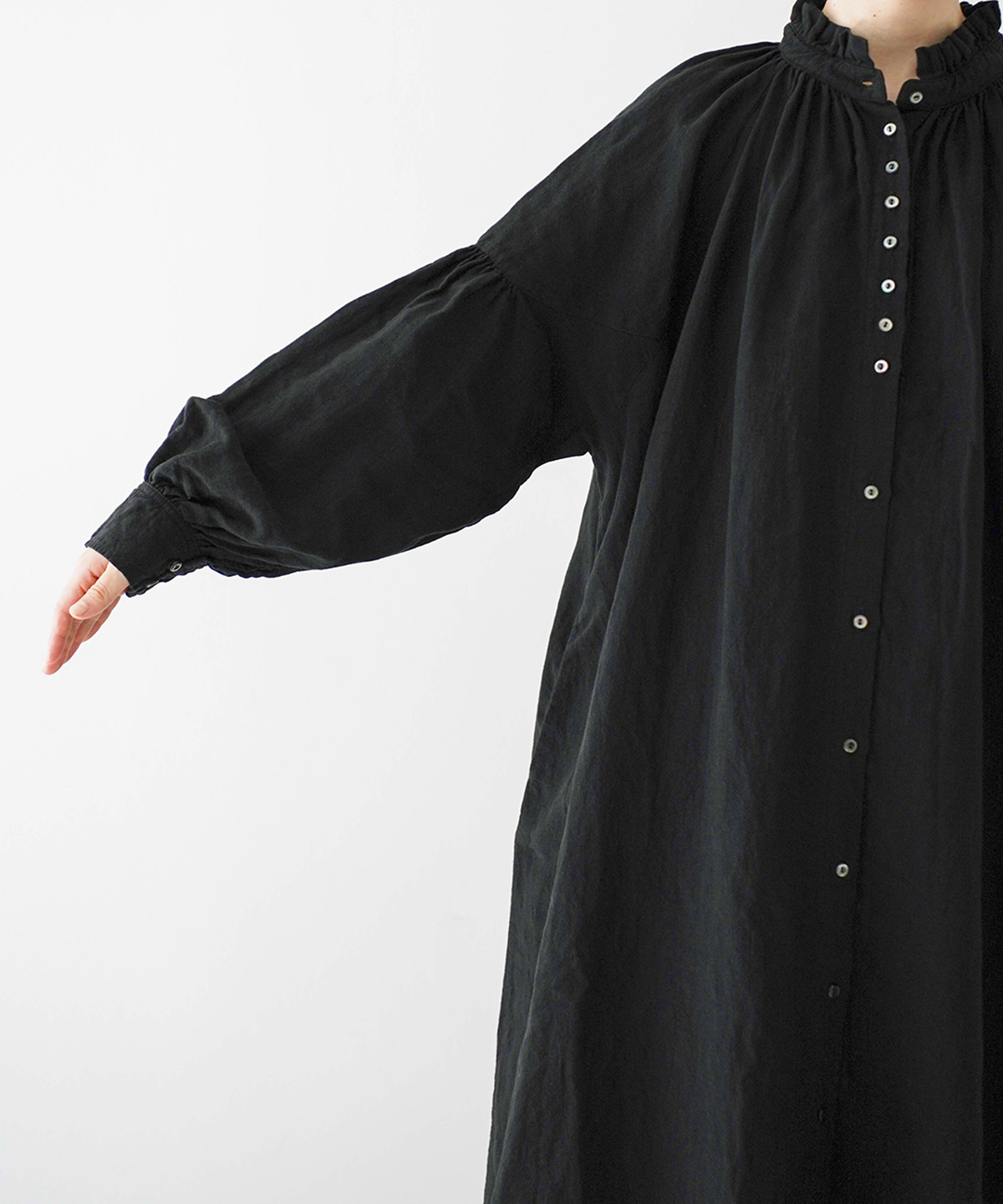 リネン近江晒しフリル襟ワンピース｜nest Robe / CONFECT ONLINE SHOP