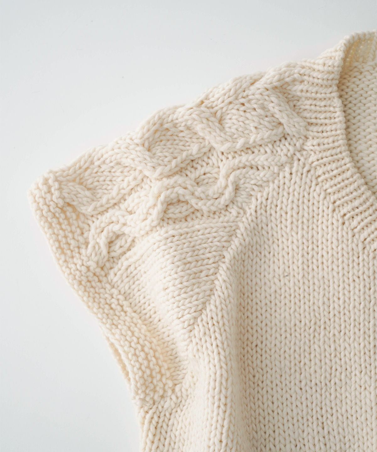 ネストローブ　　ペルーラグランケーブルニットベスト ペルーラグランケーブルニットベスト｜nest Robe / CONFECT