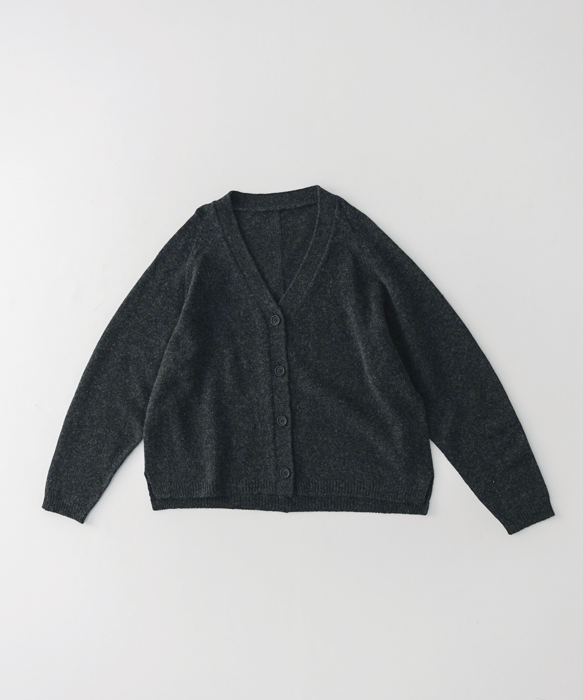 ウールVネックラグランカーディガン｜nest Robe / CONFECT ONLINE SHOP