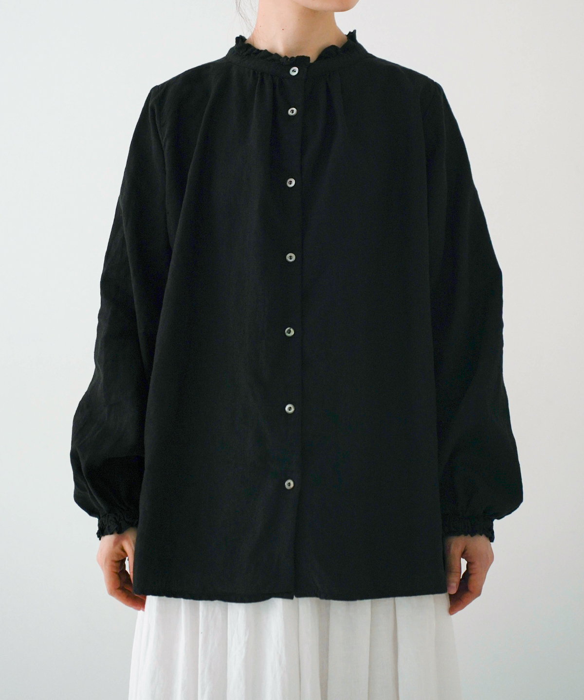 ネストローブ　リネンスタンドフリルブラウス ルーズフィット　ブラック リネンスタンドフリルブラウス ルーズフィット｜nest Robe / CONFECT