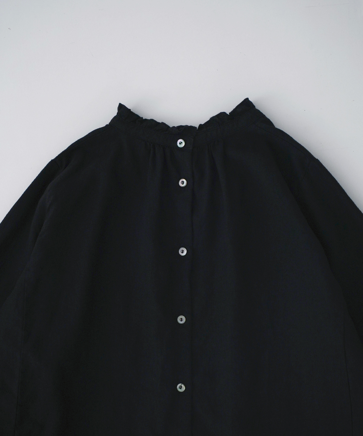 リネンスタンドフリルブラウス ルーズフィット｜nest Robe / CONFECT