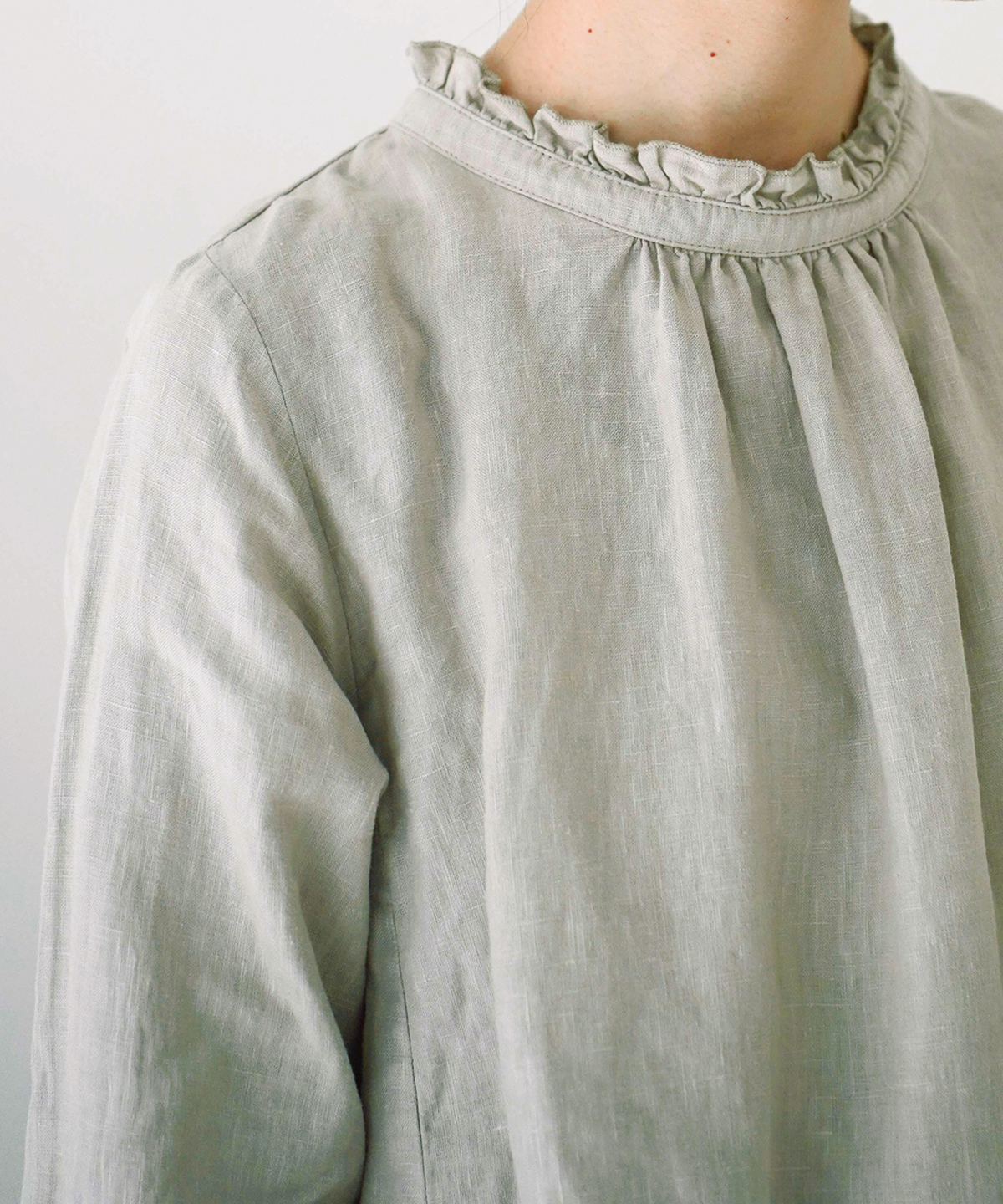 リネンスタンドフリルブラウス｜nest Robe / CONFECT ONLINE SHOP