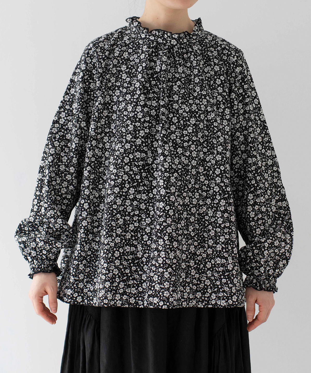 flower pattern スタンドフリルブラウス｜nest Robe / CONFECT ONLINE SHOP