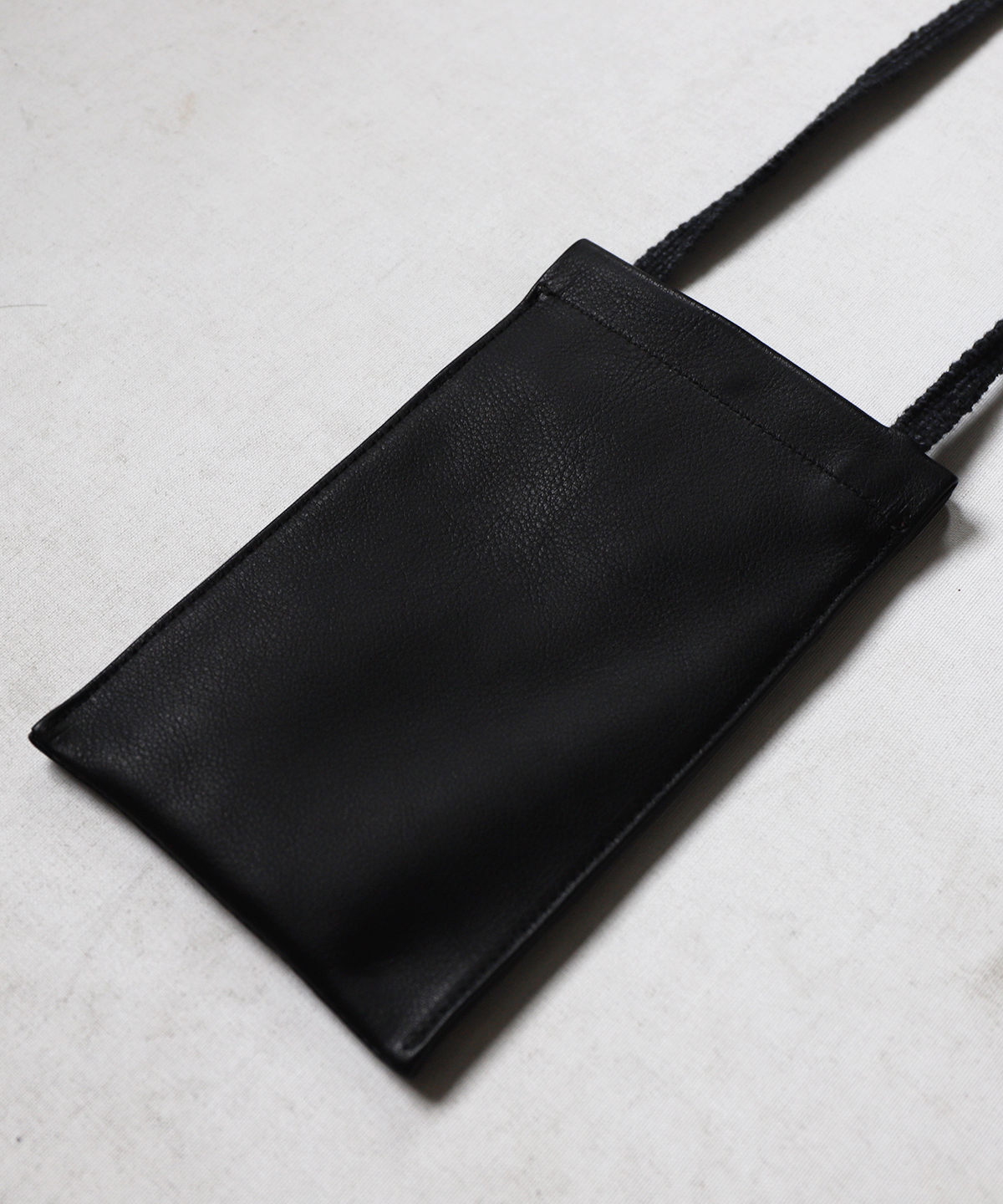 バレンシアレザースマホショルダー｜nest Robe ONLINE SHOP