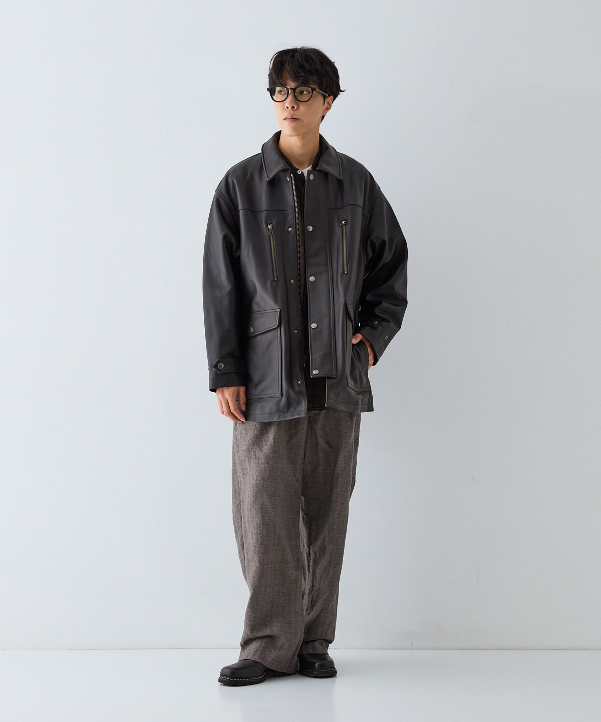 CONFECT ラムレザー ジャケット 硬さが抜け、ゆるいフォルムと色気のある質感に。リネンにも馴染む