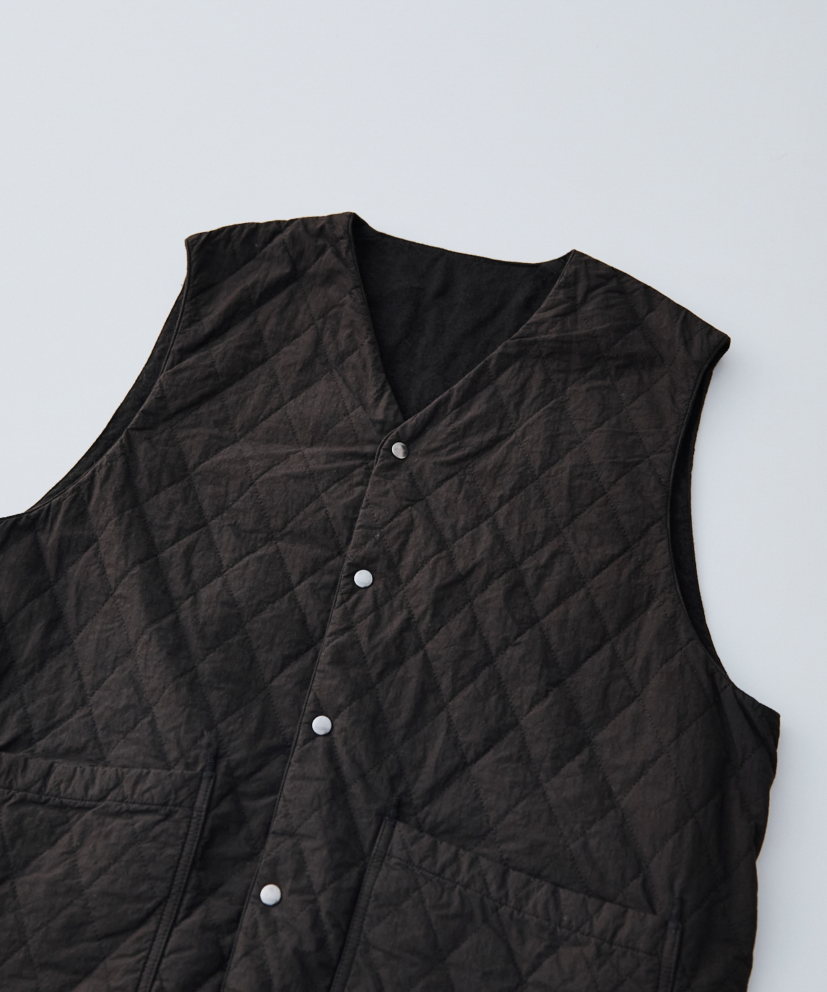 コットンラミー キルティング リバーシブル ベスト｜nest Robe