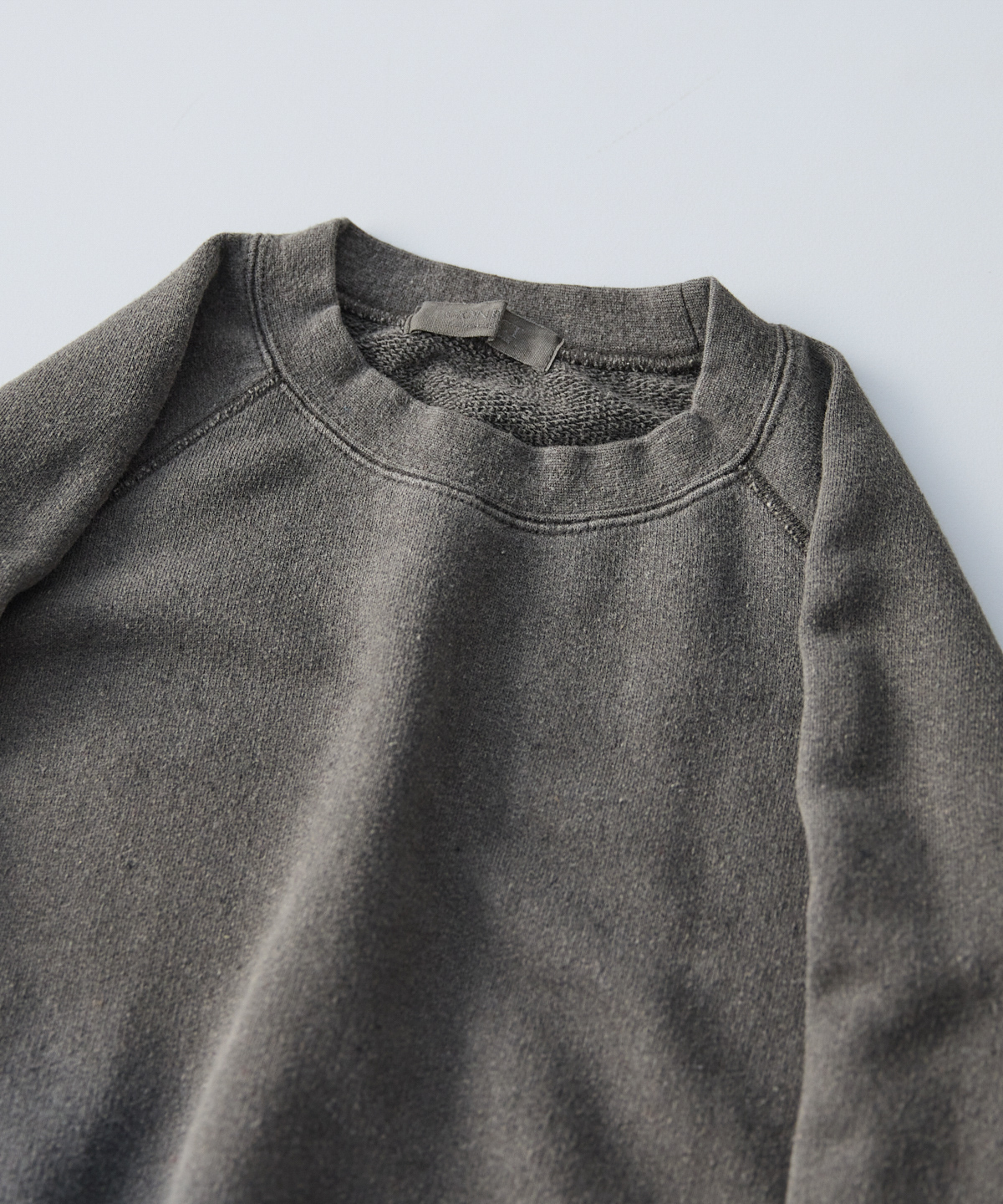 裏毛 ピグメントダイ ラグランプルオーバー　サイズ3 UpcycleLino] 裏毛 ピグメントダイ ラグランプルオーバー｜nest Robe